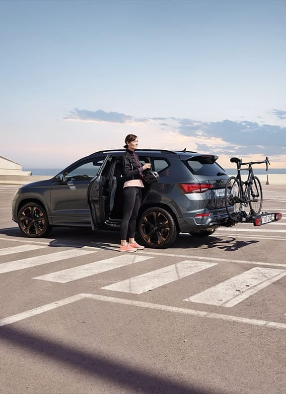 CUPRA Ateca couleur gris rodium avec accessoire porte-vélos de remorquage