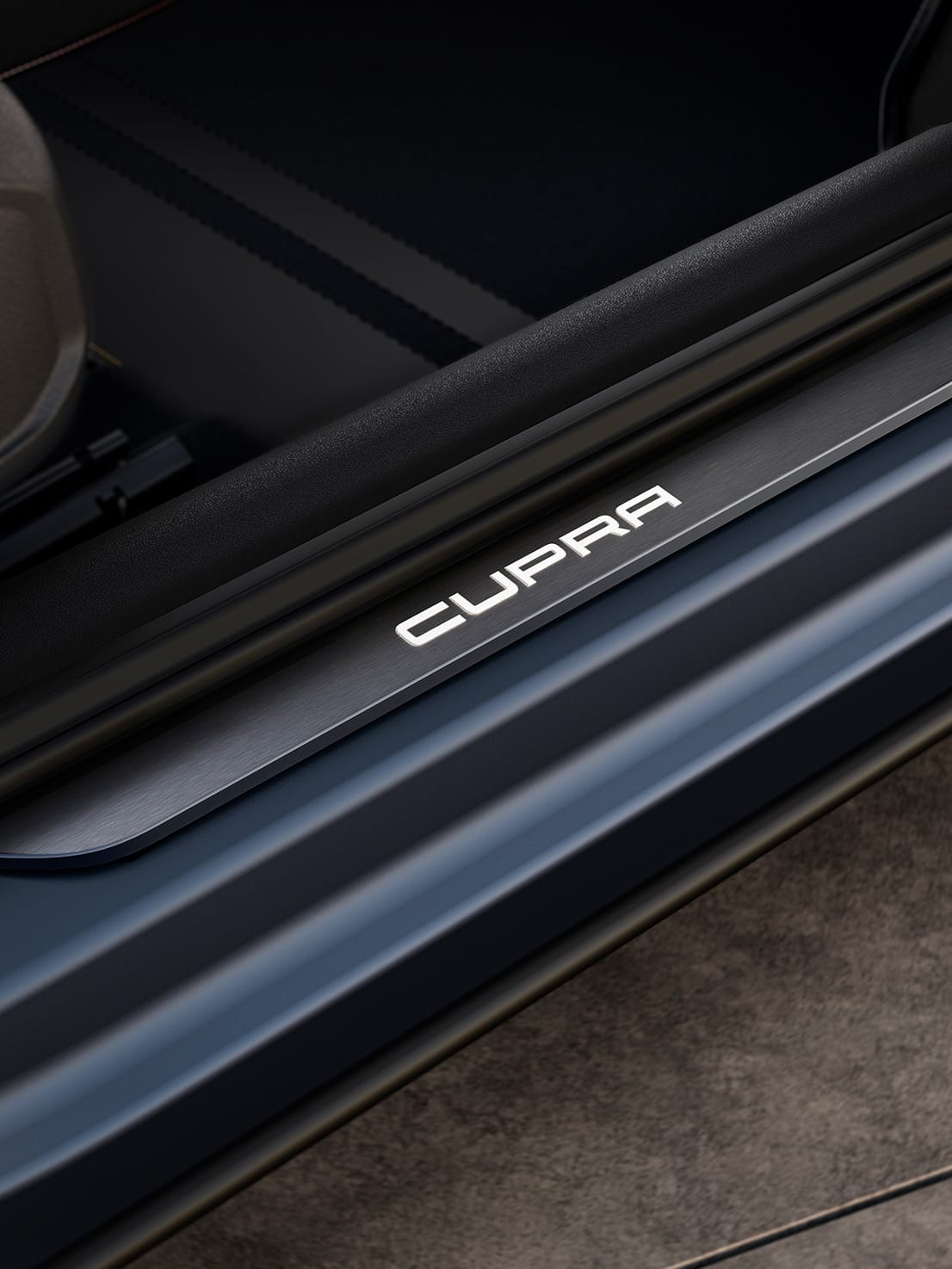 nouveau SUV compact cupra formentor avec détail cupra éclairé sur les appuis de porte.