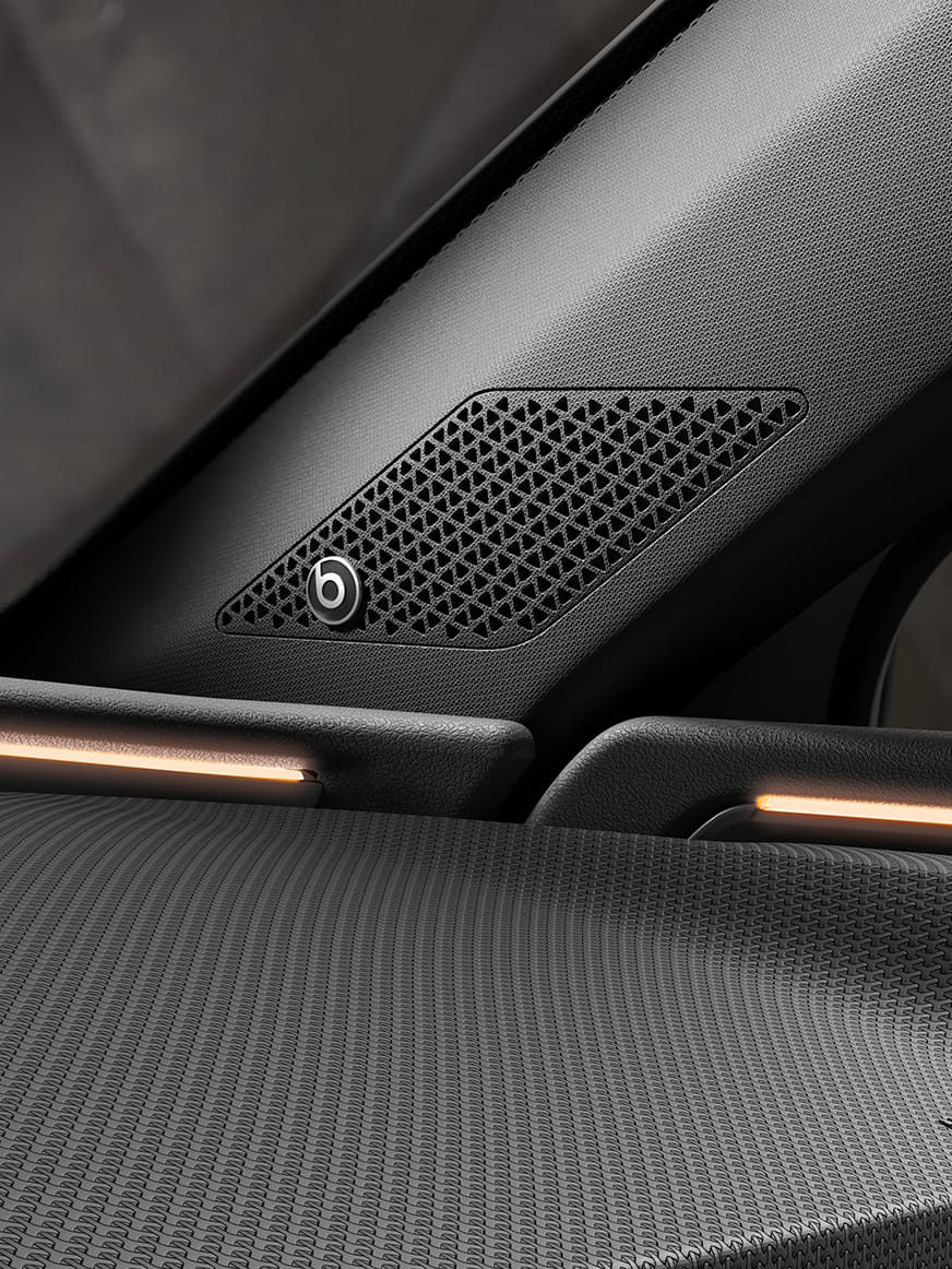 BeatsAudio haut-parleurs de la nouvelle CUPRA Leon cinq portes ehybrid compact sport vue intérieure de la voiture