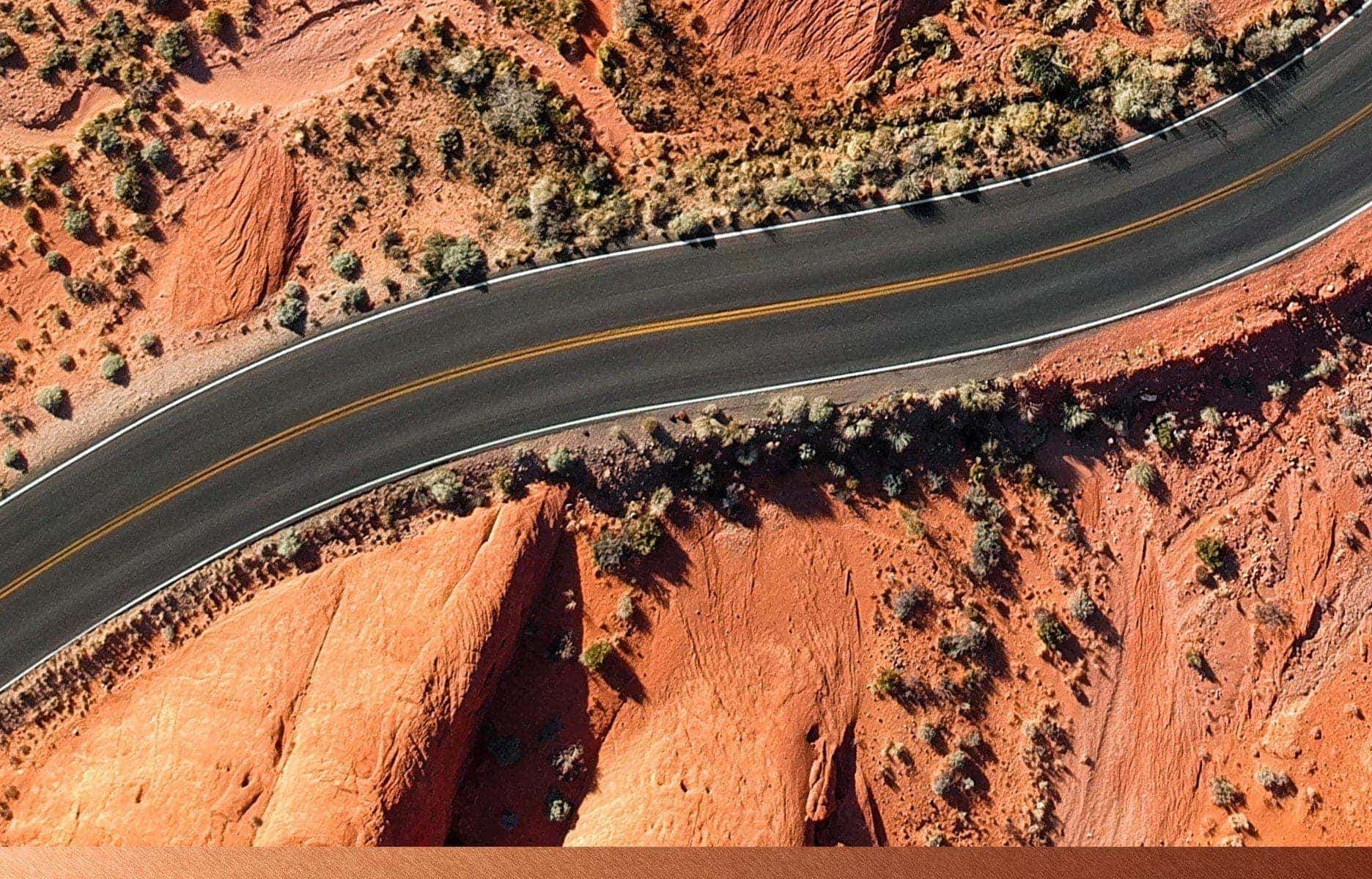 Vue aérienne d’une route dans le désert