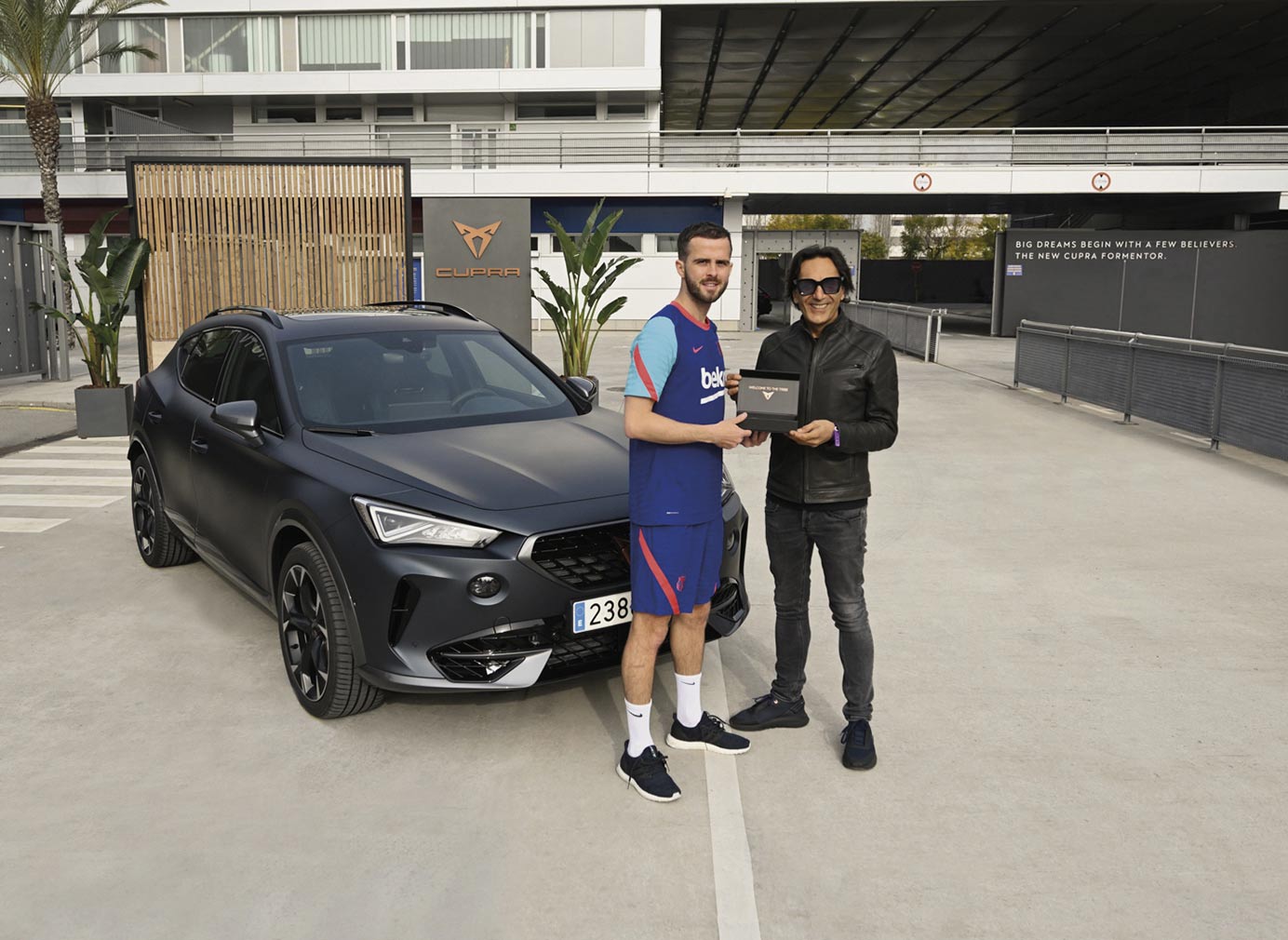 Les joueurs du Barça reçoivent leurs CUPRAs.