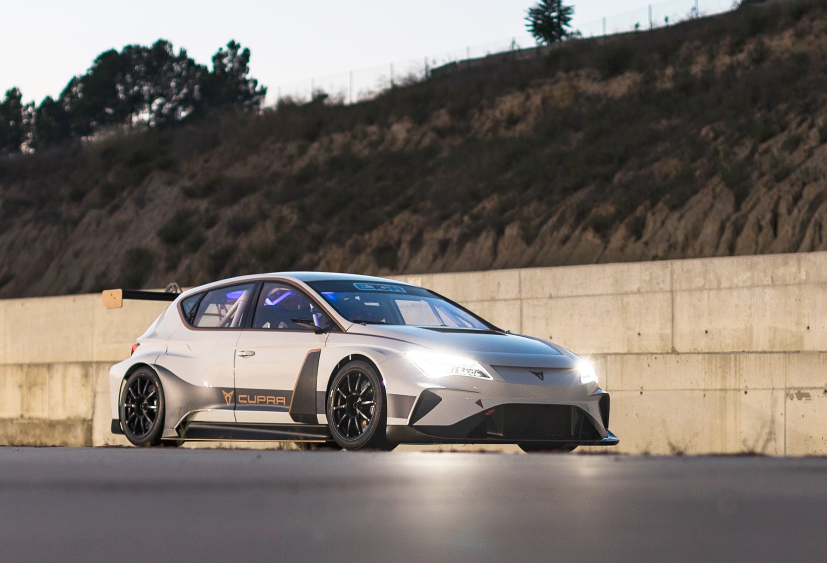 CUPRA TCR sur la voie rapide